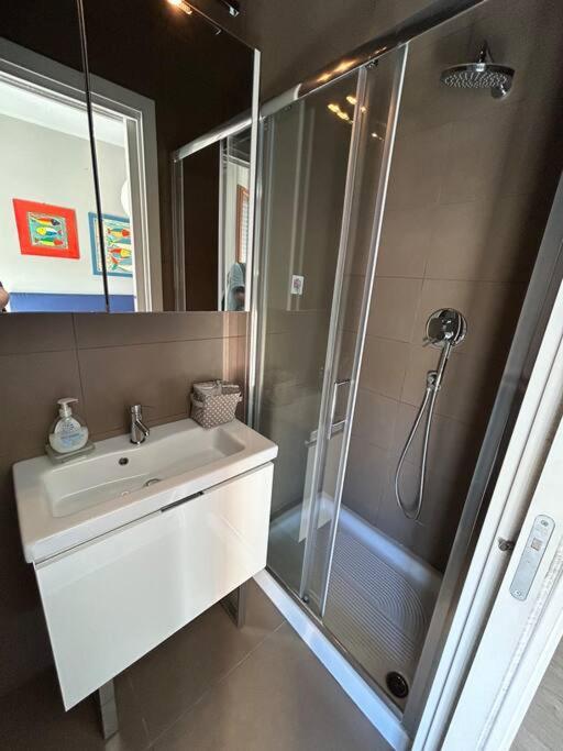 -Penthouse Con Terrazza Panoramica -Free Parking- Leilighet Carrara Eksteriør bilde